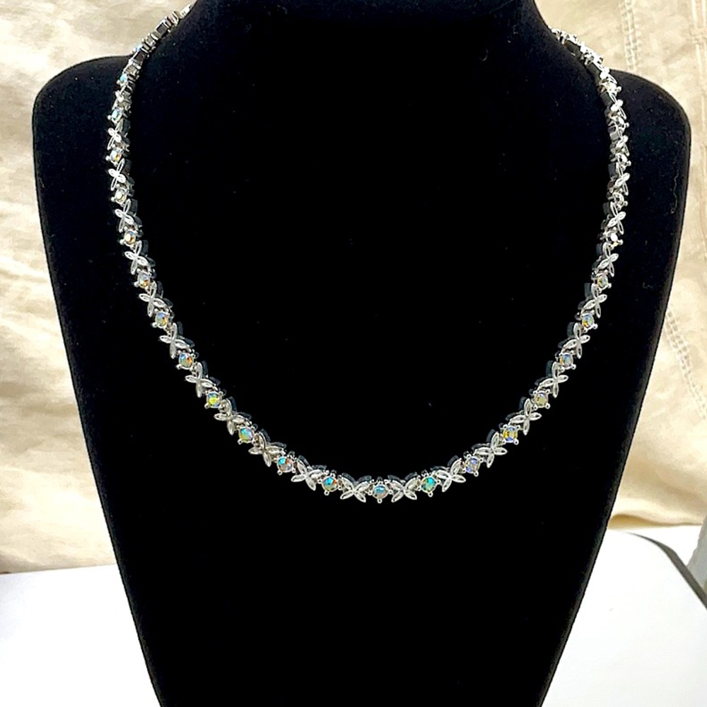 16”ElegantSilverNecklace W/Four Petal Flowers AlternatingWithSparkling Crystals - Picture 2 of 6